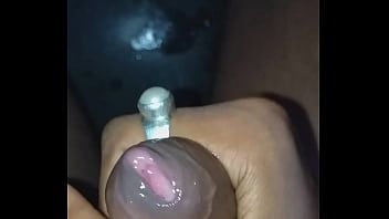 Reproduzir Indiano fica com tesão e goza com o prepúcio