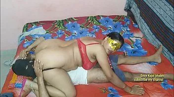 再生 彼女の兄弟と彼女の夫が彼女のmをクソしている熱い角質のインドのぽっちゃりしたお母さん。彼女の両親の前で