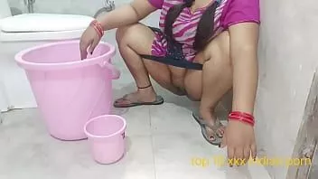 Jouer Compilation de vidéos de pisse publique en plein air tante indienne desi