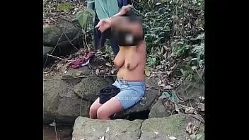 play Janaki publik di luar ruangan yang berisiko mandi di air terjun alami