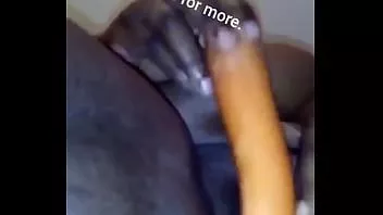 play La grosse maman au sucre bbw utilise une carotte en se masturbant et elle gicle.
