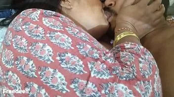 play Mein echter Bhabhi bringt mir bei, wie man ohne meine Erlaubnis Sex hat. vollständiges Hindi-Video