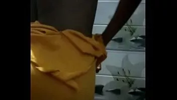 再生 インド人少女がストリップしてストッキング姿で親友を驚かせる