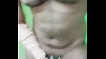 Oynat Tereyağıyla oynayan Hintli adam (makhan)