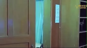 play インドの熱い愛人は使用人のハードコアセックスで彼女の喉の渇きを癒し、犯されます