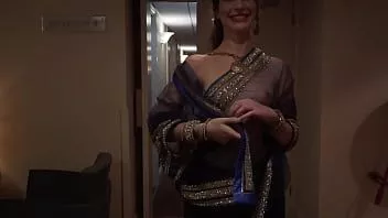 Putar Aktris India berani berjalan telanjang di hotel dengan saree tembus pandang dan tamu melihatnya