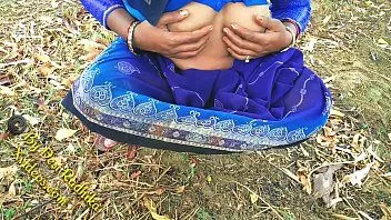 Abspielen Indische Dorfdame mit natürlicher haariger Muschi, Sex im Freien, Desi Radhika
