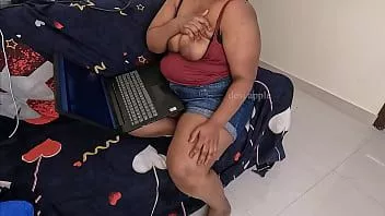 Putar Gadis india gemuk menjadi terangsang saat menonton video porno