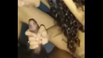 Reproduzir Linda garota desi indiana magra dá boquete, montando pau, randi dá estilo de vaqueira reversa e senta no pau pulando para cima e para baixo