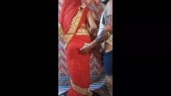 Putar Di saree merah pengantin wanita, dia disetubuhi dengan ganas, seolah-olah saya berbicara desi ass dan membuka vaginanya.