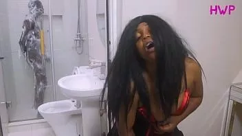 Putar Istri orang kaya menyemprotkan begitu banyak sementara dia meniduri dirinya sendiri dengan mainan besarnya sambil menonton sopir kontol hitamnya yang besar mandi, melihat pengemudi memberinya yang paling sulit ketika dia memergokinya sedang mengintipnya