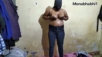 Afspelen Mooie desi Bhabhi met haar enorme tieten doet een oliemassage