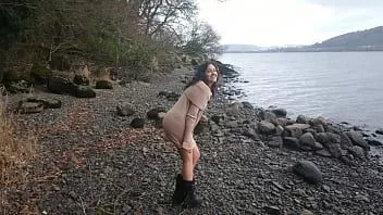 Redare Hottie indiană fără rușine are sex riscant în public lângă lac în timp ce străinii se uită la desi chudai pov indian