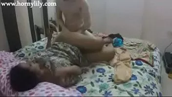 चलाएँ भारतीय सौतेली माँ अपनी बड़ी गांड की चुदाई करवाने के लिए बहुत उत्सुक है