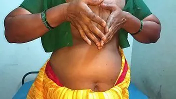 play Desi-Tante zeigt ihre Brüste und stöhnt