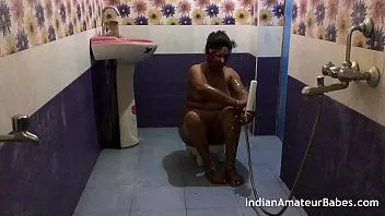 चलाएँ शॉवर में पति की अनुपस्थिति में दोस्त के साथ भारतीय पत्नी की चुदाई