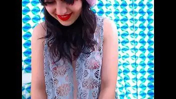 चलाएँ लिटिलटीनबीबी रिले स्ट्रिपटीज़, अपना शरीर, स्तन दिखाती है