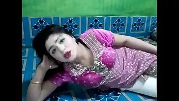 play Hint genç sexi kız sıcak dans ve boob gösteri