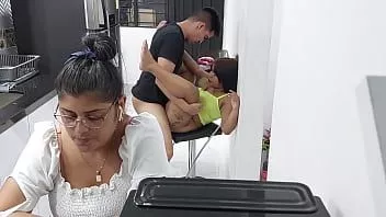 تشغيل أخت ساخنة جميلة تحصل على اللعنة اللذيذة في المطبخ!