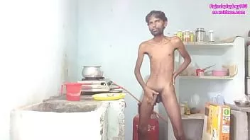 play Rajesh Playboy 993 gotuje aloo curry i masturbuje się kutasem