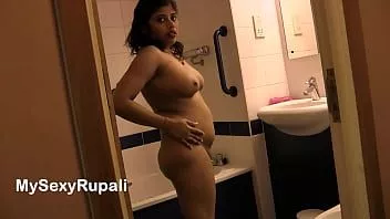 play Mătușă indiană sub duș agitându-și burta și fundul gras