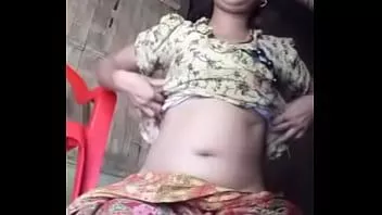 play ভারতীয় মেয়ে তার প্রেমিকের কাছে নিজেকে দেখাচ্ছে