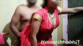 Reproduzir Esposa de uma aldeia indiana fodida em um saree vermelho quente.