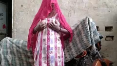 Afspelen Desi Indiase vrouw buiten op z'n hondjes avontuur