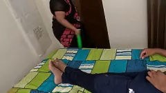 चलाएँ देसी तमिल नौकरानी को मालिक के सामने ककड़ी बिल्ली की चुदाई मिलती है
