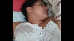 Afspelen Rondborstige Indiase MILF verslikt zich in enorme lul en krijgt harde penetratie