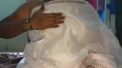 চালান খালি বুক এবং কামানো ভগ সহ কামুক দক্ষিণ ভারতীয় দেশী মাল্লু বনিতা