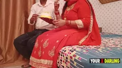 Reproducir Tabú hindi: hijo niega a su padre y se folla a una MILF gordita en su aniversario de bodas
