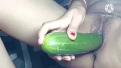 تشغيل فتاة ديسي تسير مع خيار كبير