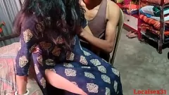 Reproducir Pareja de aficionados indios calientes atrapados en la cámara web: desi chudai y sexo anal