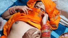 Odtwórz Karwa Chauth Special: Nowożeńca para para indyjskiej