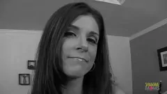 play Het harige kutje van brunette milf wordt verwoest door een monster zwarte pik