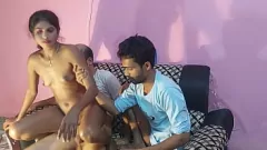 play Desi Village Trio: épouse Sumona se fait baiser par Hanif Pk et Manik Mia