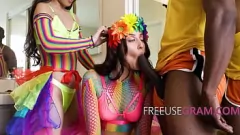 Jouer Une asiatique se dresse et se sale en public avant le défilé de la fierté