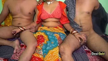Riproduci Moglie indiana gangbang con il marito e il suo amico