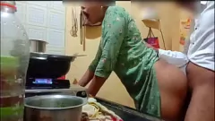 Reproduzir A bunda de MILF indiana gostosa fica enjoada enquanto cozinha