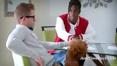 再生 退屈したティーンがフリーユースファンタジーで異人種間の3Pの許可を取得