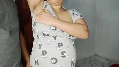 Odtwórz Oglądanie indyjskiej Desi Girl czyści swoją owłosioną pachę w domowym filmie