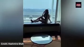 播放 宝莱坞宝贝 kashmera shah 闪烁她的乳房