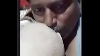 play Desi velho tio indiano chupando os seios de sua velha esposa indiana em videochamada no aplicativo azar