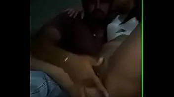 تشغيل صديقة صديقة في ليلة غرفة فندق تظهر الصبي أصابع فتاة كس تسجيل فيديو بنفسها باستخدام جهاز محمول